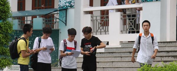 Các thí sinh tại điểm thi Trường THPT chuyên tỉnh Hà Giang trao đổi sau môn thi ngoại ngữ. Các thí sinh tại điểm thi Trường THPT chuyên tỉnh Hà Giang trao đổi sau môn thi ngoại ngữ. - Sputnik Việt Nam