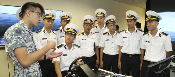 Học viên sĩ quan Hải quân Việt Nam tham quan Trung tâm Huấn luyện mô phỏng Hải quân Singapore Học viên sĩ quan Hải quân Việt Nam tham quan Trung tâm Huấn luyện mô phỏng Hải quân Singapore - Sputnik Việt Nam