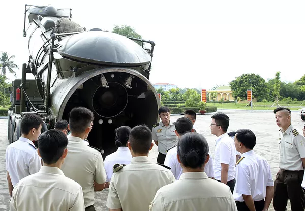 Sĩ quan trẻ Singapore trầm trồ trước tên lửa Redut Việt Nam Sĩ quan trẻ Singapore trầm trồ trước tên lửa Redut Việt Nam - Sputnik Việt Nam