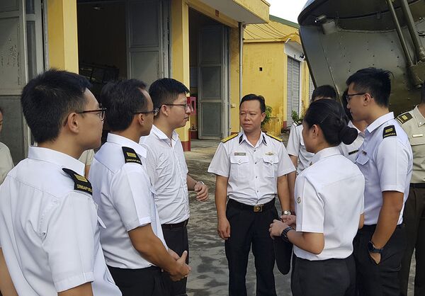 Sĩ quan trẻ Singapore trầm trồ trước tên lửa Redut Việt Nam - Sputnik Việt Nam