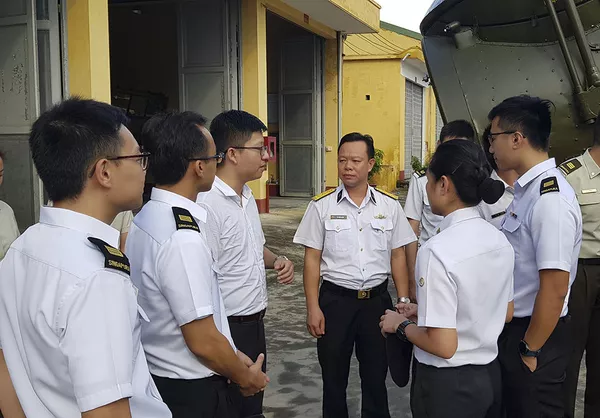 Sĩ quan trẻ Singapore trầm trồ trước tên lửa Redut Việt Nam Sĩ quan trẻ Singapore trầm trồ trước tên lửa Redut Việt Nam - Sputnik Việt Nam