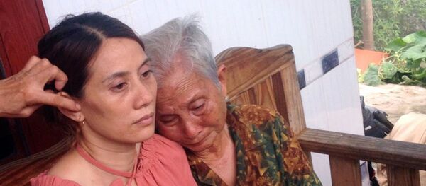 Cụ Hến ngồi khóc bên con gái thất lạc 22 năm - Sputnik Việt Nam