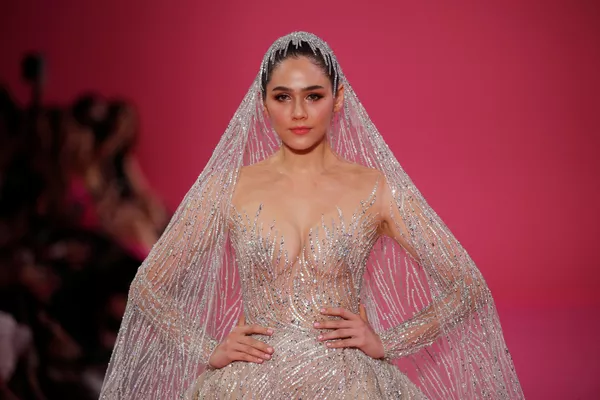 Nữ diễn viên Araya A. Hargate giới thiệu chiếc váy cưới của nhà thiết kế Georges Hobeika tại Tuần lễ thời trang cao cấp Paris Nữ diễn viên Araya A. Hargate giới thiệu chiếc váy cưới của nhà thiết kế Georges Hobeika tại Tuần lễ thời trang cao cấp Paris - Sputnik Việt Nam