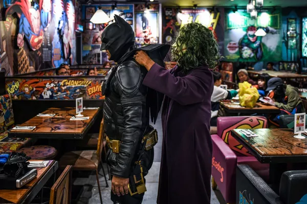 Các nghệ sĩ hóa trang Malaysia trong trang phục của Batman và Joker, đang chuẩn bị 80 năm ngày nhân vật Batman ra đời Các nghệ sĩ hóa trang Malaysia trong trang phục của Batman và Joker, đang chuẩn bị 80 năm ngày nhân vật Batman ra đời - Sputnik Việt Nam