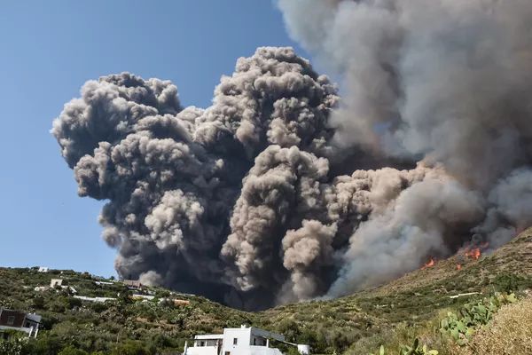 Vụ phun trào núi lửa Stromboli ở Ý Vụ phun trào núi lửa Stromboli ở Ý - Sputnik Việt Nam