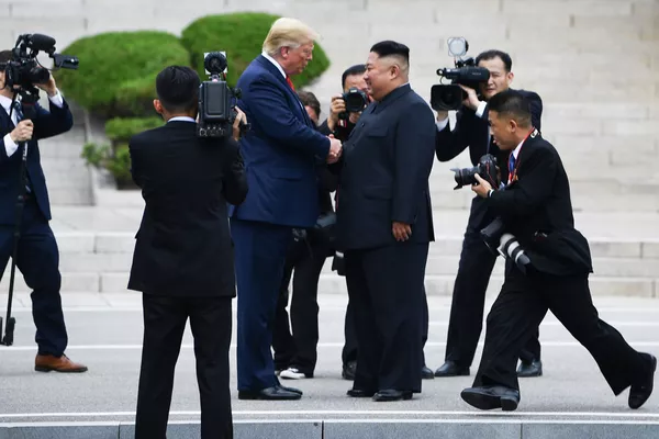 Tổng thống Hoa Kỳ Donald Trump và nhà lãnh đạo Triều Tiên Kim Jong-un trong cuộc gặp tại Bàn Môn Điếm Tổng thống Hoa Kỳ Donald Trump và nhà lãnh đạo Triều Tiên Kim Jong-un trong cuộc gặp tại Bàn Môn Điếm - Sputnik Việt Nam