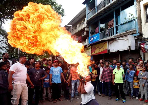 Nuốt lửa tại lễ hội Ấn Độ giáo Gura Yatra ở Ahmedabad, Ấn Độ Nuốt lửa tại lễ hội Ấn Độ giáo Gura Yatra ở Ahmedabad, Ấn Độ - Sputnik Việt Nam