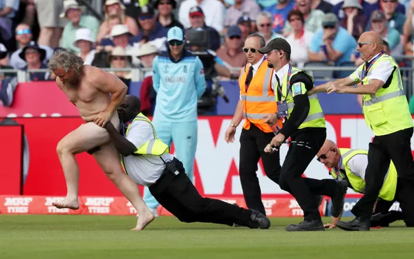 Các nhân viên an ninh bắt giữ người đàn ông khỏa thân chạy xuống sân vận động trong trận cricket giữa đội Anh và New Zealand Các nhân viên an ninh bắt giữ người đàn ông khỏa thân chạy xuống sân vận động trong trận cricket giữa đội Anh và New Zealand - Sputnik Việt Nam