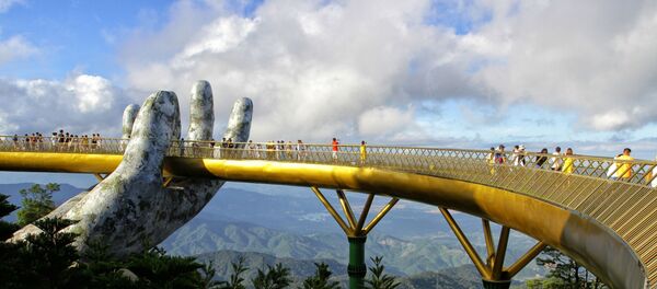 Cả một khung cảnh thiên nhiên hùng vĩ sẽ hiện ra trước mắt du khách khi đứng trên Cầu Vàng (Đà Nẵng). Cả một khung cảnh thiên nhiên hùng vĩ sẽ hiện ra trước mắt du khách khi đứng trên Cầu Vàng (Đà Nẵng). - Sputnik Việt Nam