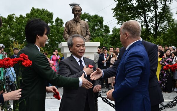 Nghi lễ khánh thành tượng đài CT Hồ Chí Minh tại Vladivostok - Sputnik Việt Nam