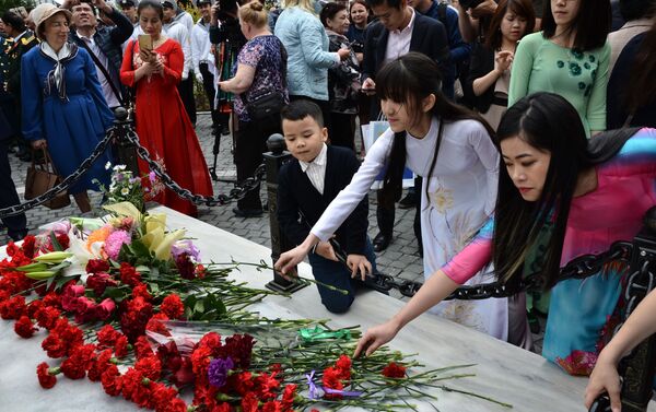 Nghi lễ khánh thành tượng đài CT Hồ Chí Minh tại Vladivostok - Sputnik Việt Nam