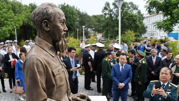 Tượng đài Chủ tịch Hồ Chí Minh, tác phẩm của nhà điêu khắc Piotr Chegodaev trong nghi lễ khánh thành tại giao điểm phố Borisenko, Vladivostok - Sputnik Việt Nam