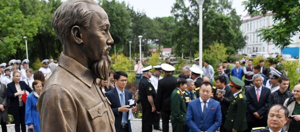Tượng đài Chủ tịch Hồ Chí Minh, tác phẩm của nhà điêu khắc Piotr Chegodaev trong nghi lễ khánh thành tại giao điểm phố Borisenko, Vladivostok - Sputnik Việt Nam