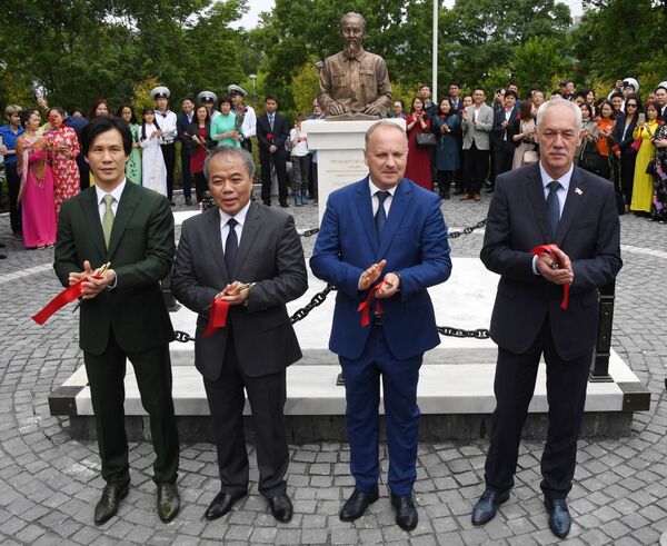 Ông Andrei Brik, Chủ tịch Duma thành phố Vladivostok, ông Oleg Gumenyuk đứng đầu chính quyền Vladivostok và ông Nguyễn Hoàng Việt, Tổng Lãnh sự CHXHCN Việt Nam (từ phải sang trái) trong nghi lễ trọng thể khai trương tượng đài Chủ tịch Hồ Chí Minh, tác phẩm của điêu khắc gia Piotr Chegodaev tại Vladivostok - Sputnik Việt Nam