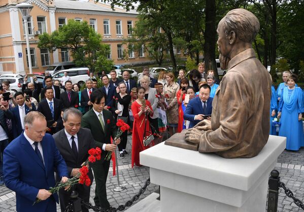 Ông Oleg Gumenyuk đứng đầu chính quyền Vladivostok và ông Nguyễn Hoàng Việt, Tổng Lãnh sự CHXHCN Việt Nam (từ trái sang phải) trong nghi lễ trọng thể khai trương tượng đài Chủ tịch Hồ Chí Minh, tác phẩm của điêu khắc gia Piotr Chegodaev tại Vladivostok - Sputnik Việt Nam