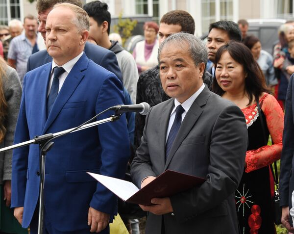 Ông Oleg Gumenyuk đứng đầu chính quyền Vladivostok và ông Nguyễn Hoàng Việt, Tổng Lãnh sự CHXHCN Việt Nam (từ trái sang phải) trong nghi lễ trọng thể khai trương tượng đài Chủ tịch Hồ Chí Minh, tác phẩm của điêu khắc gia Piotr Chegodaev tại Vladivostok - Sputnik Việt Nam