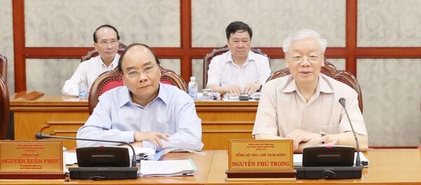 Tổng Bí thư, Chủ tịch nước Nguyễn Phú Trọng và Thủ tướng Nguyễn Xuân Phúc tại cuộc họp. Tổng Bí thư, Chủ tịch nước Nguyễn Phú Trọng và Thủ tướng Nguyễn Xuân Phúc tại cuộc họp. - Sputnik Việt Nam