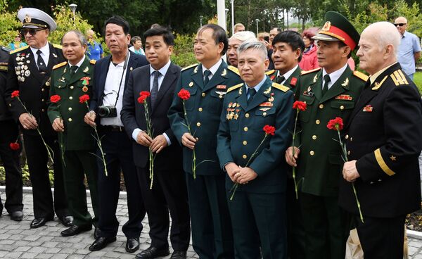 Các thành viên tham gia nghi lễ trọng thể khai trương tượng đài Chủ tịch Hồ Chí Minh, tác phẩm của điêu khắc gia Piotr Chegodaev tại Vladivostok - Sputnik Việt Nam