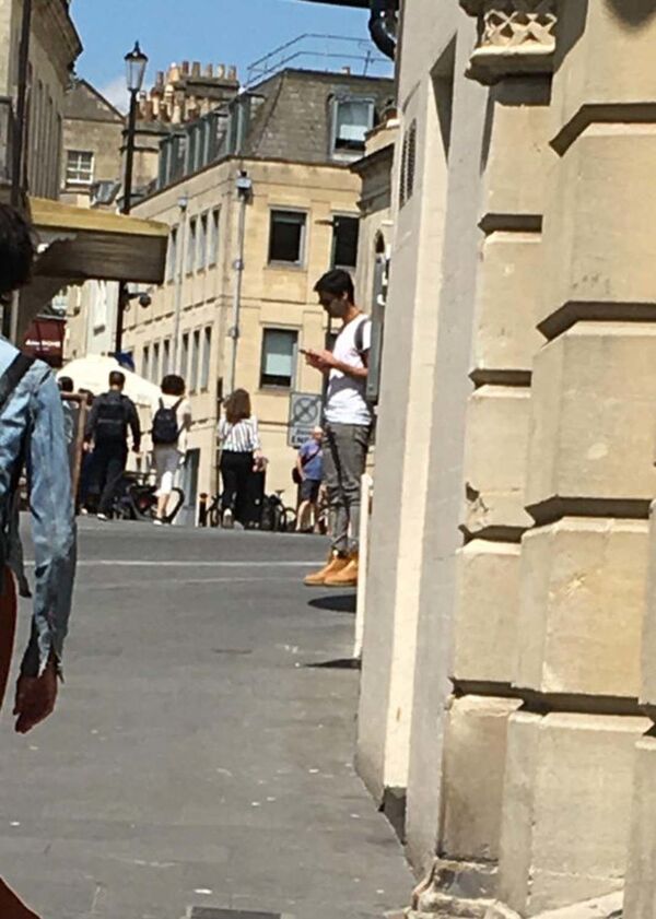 Một chàng trai treo lơ lửng trên không khiến mọi người kinh ngạc Một chàng trai treo lơ lửng trên không khiến mọi người kinh ngạc - Sputnik Việt Nam