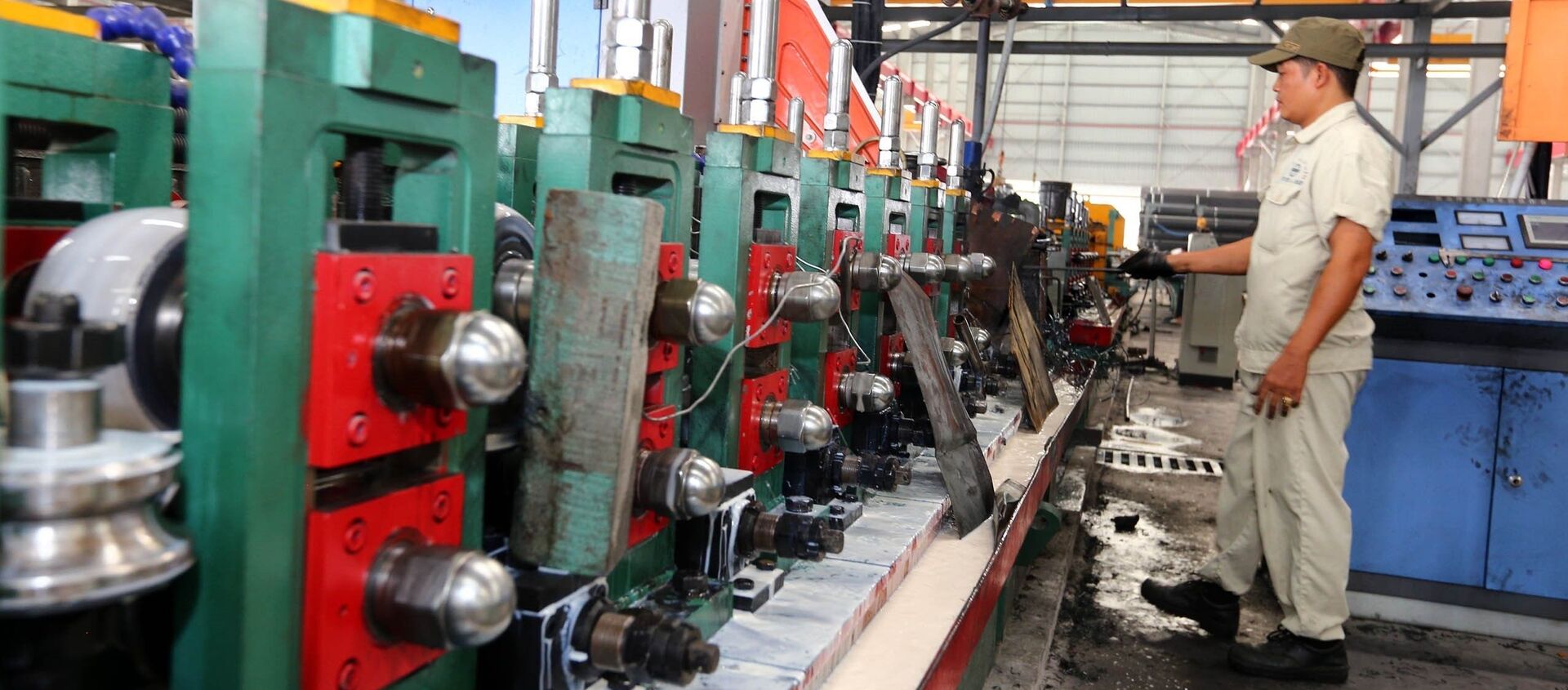 Nhà máy sản xuất thép Công ty cổ phần Thép Nguyễn Tín tại khu công nghiệp Thuận Đạo (Long An).  - Sputnik Việt Nam, 1920, 06.07.2019