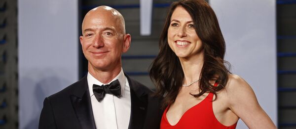  Jeff Bezos với vợ - Sputnik Việt Nam