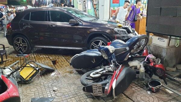 6 người bị thương sau vụ nữ tài xế lái ô tô 'lùa' hàng loạt xe máy - Sputnik Việt Nam