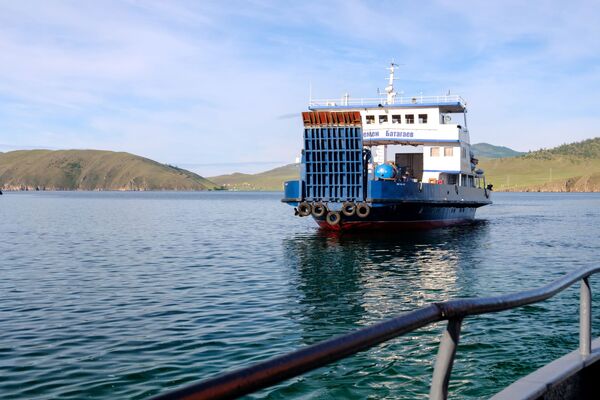 Chiếc phà Semyon Bagateev tại bến phà từ đất liền sang đảo Olkhon của hồ Baikal, tỉnh Irkutsk - Sputnik Việt Nam