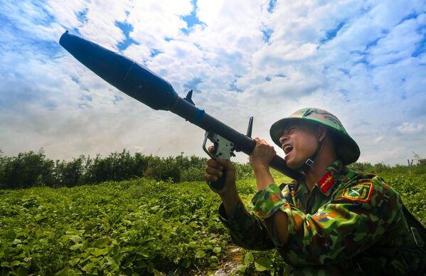 Hậu Giang: Diễn tập tiến công địch đổ bộ đường không.  Bộ đội bộ binh tiến công máy bay địch. - Sputnik Việt Nam