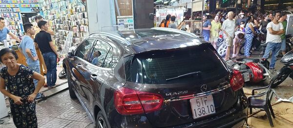 Hiện trường vụ nữ tài xế Mercedes tông la liệt người và xe trên phố Sài Gòn - Sputnik Việt Nam