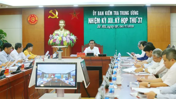 Đồng chí Trần Cẩm Tú, Bí thư Trung ương Đảng, Chủ nhiệm Ủy ban Kiểm tra Trung ương chủ trì kỳ họp.