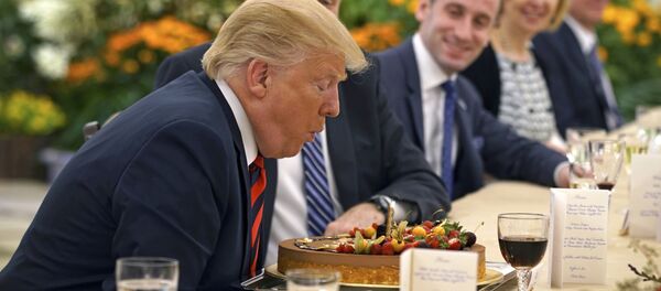 Tổng thống Mỹ Donald Trump thổi nến trên chiếc bánh sinh nhật trong cuộc gặp với Thủ tướng Singapore Lý Hiển Long - Sputnik Việt Nam