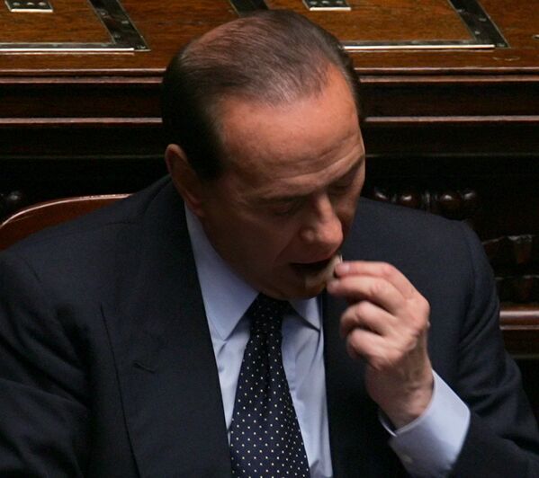 Thủ tướng Ý Silvio Berlusconi ăn một miếng sô cô la ở Rome, năm 2005 - Sputnik Việt Nam