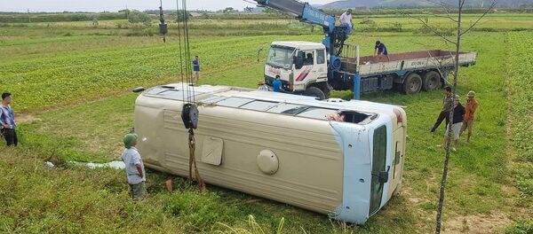 Hiện trường vụ lật xe khiến 21 công nhân bị thương. Hiện trường vụ lật xe khiến 21 công nhân bị thương. - Sputnik Việt Nam