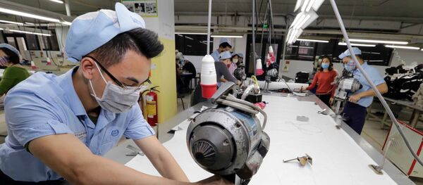  May hàng xuất khẩu sang thị trường Châu Âu tại Công ty TNHH may Đức Giang, Long Biên, Hà Nội.  - Sputnik Việt Nam