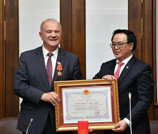 Ông Zyuganov được trao tặng Huân chương Hữu nghị của nước CHXHCN Việt Nam - Sputnik Việt Nam