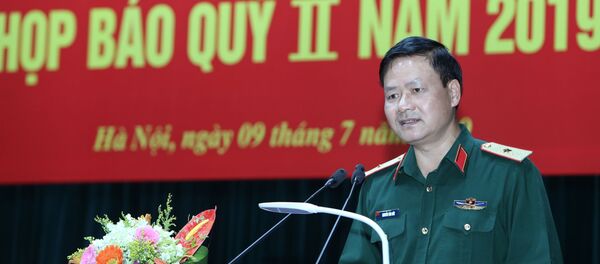  Thiếu tướng Nguyễn Văn Đức, Cục trưởng Cục Tuyên huấn- Tổng cục Chính trị QĐND Việt Nam chủ trì họp báo.  - Sputnik Việt Nam