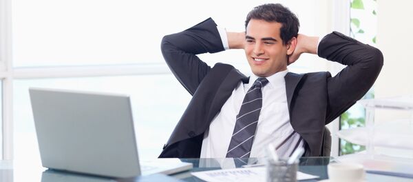 máy tính xách tay ở bàn làm việc - Sputnik Việt Nam