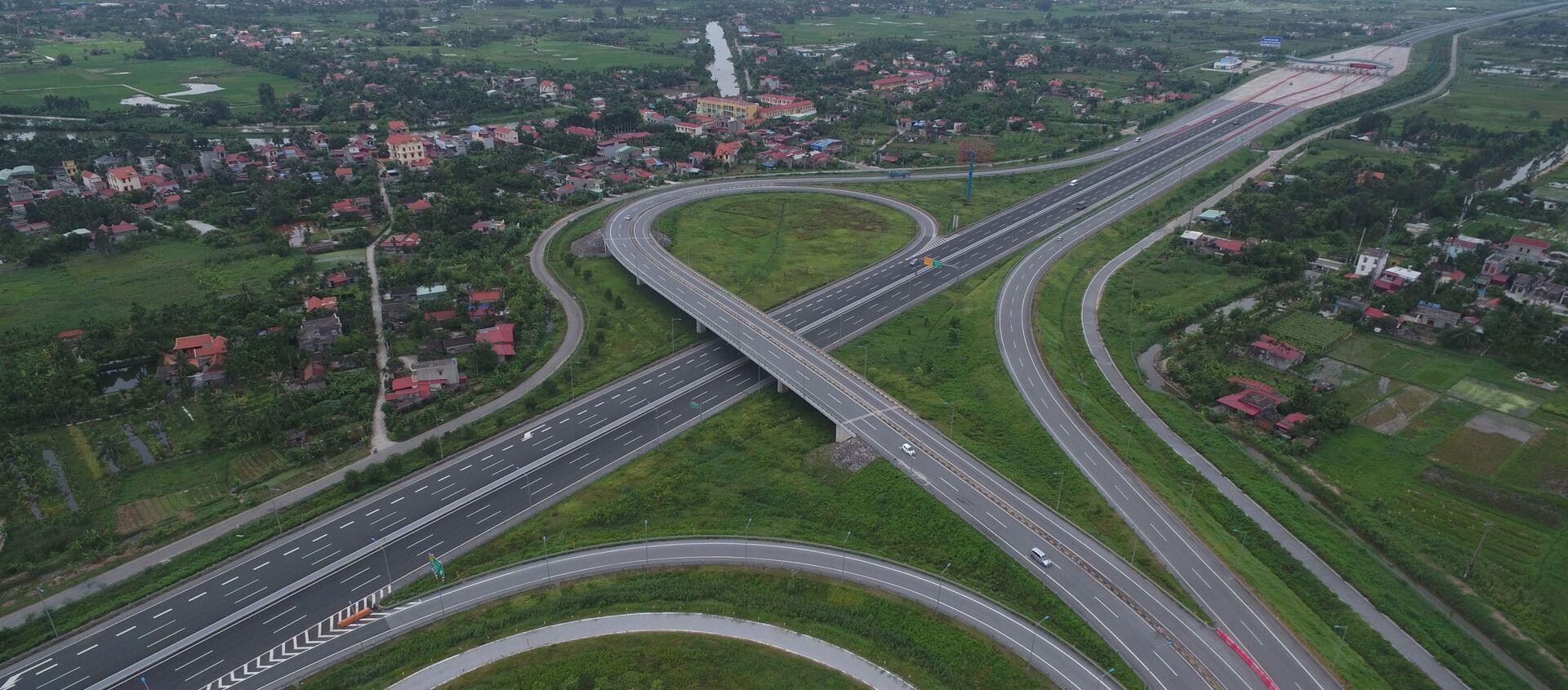 Một đoạn của tuyến đường cao tốc Hà Nội - Hải Phòng nhìn từ trên cao - Sputnik Việt Nam, 1920, 16.11.2019