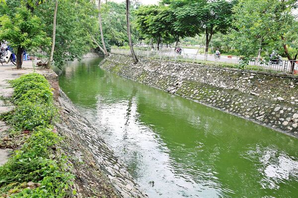 Nước sông Tô Lịch chỉ xanh được vài ngày, người dân đừng vội mừng Nước sông Tô Lịch chỉ xanh được vài ngày, người dân đừng vội mừng - Sputnik Việt Nam