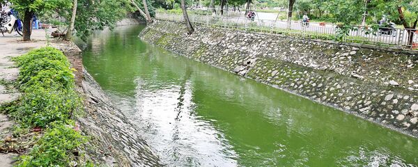 Nước sông Tô Lịch chuyển màu xanh - Sputnik Việt Nam