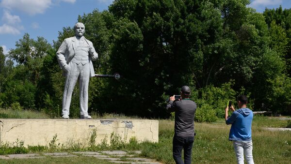 Du khách tham quan khu vực cách ly của Nhà máy điện hạt nhân Chernobyl mang tên V.I. Lenin ở thành phố Pripyat - Sputnik Việt Nam