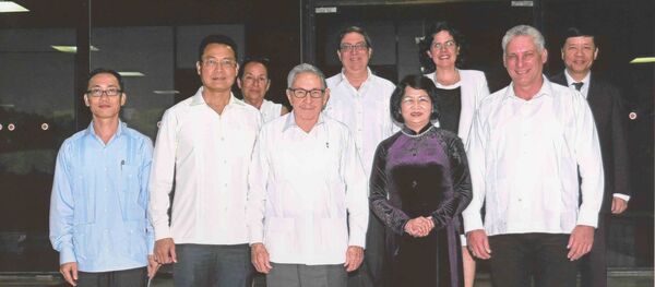 Phó Chủ tịch nước Đặng Thị Ngọc Thịnh với đồng chí Raul Castro, Bí thư Thứ nhất Ban Chấp hành Trung ương Đảng Cộng sản Cuba và đồng chí Miguel Diaz Canel, Chủ tịch Hội đồng Nhà nước và Hội đồng Bộ trưởng Cuba.  - Sputnik Việt Nam