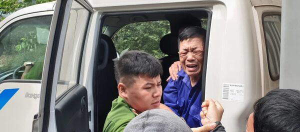 Hưng kính khóc, mếu máo chia tay người thân khi lên xe thùng trở về trại tạm giam. - Sputnik Việt Nam