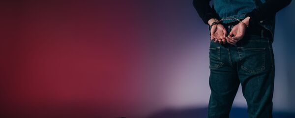 Kẻ giết người bị còng tay tại hiện trường vụ án - Sputnik Việt Nam