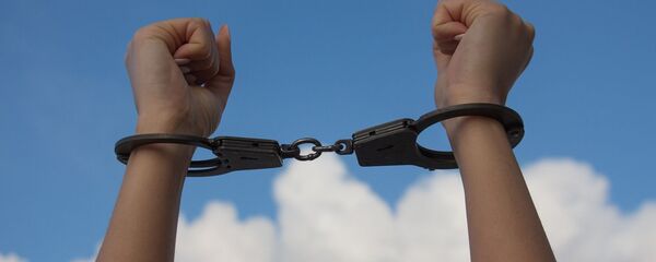 Женские руки в наручниках - Sputnik Việt Nam