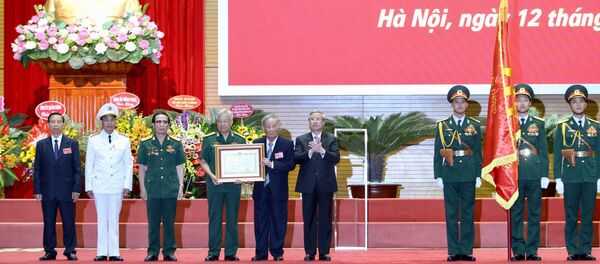 Đồng chí Trần Quốc Vượng Uỷ viên Bộ Chính trị, Thường trực Ban Bí thư Trung ương Đảng trao Huân chương Sao vàng của Chủ tịch nước cho Lực lượng chuyên gia Việt Nam giúp Cách mạng Campuchia. Đồng chí Trần Quốc Vượng Uỷ viên Bộ Chính trị, Thường trực Ban Bí thư Trung ương Đảng trao Huân chương Sao vàng của Chủ tịch nước cho Lực lượng chuyên gia Việt Nam giúp Cách mạng Campuchia. - Sputnik Việt Nam