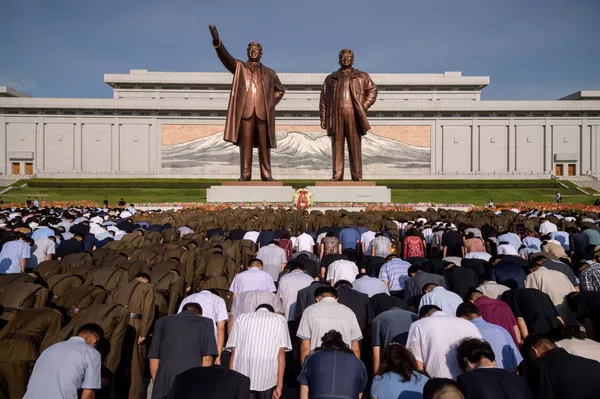Nhân dân Bình Nhưỡng mặc niệm trước tượng đài Kim Il Sung và Kim Jong Il nhân kỷ niệm 25 năm ngày mất của Kim Il Sung Nhân dân Bình Nhưỡng mặc niệm trước tượng đài Kim Il Sung và Kim Jong Il nhân kỷ niệm 25 năm ngày mất của Kim Il Sung - Sputnik Việt Nam