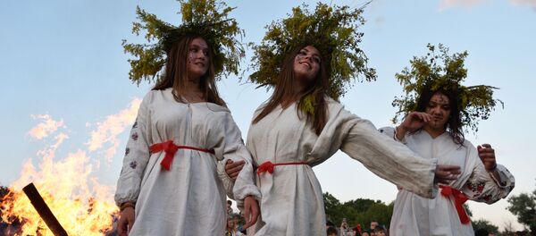 Девушки во время праздника Ивана Купалы на Украине - Sputnik Việt Nam