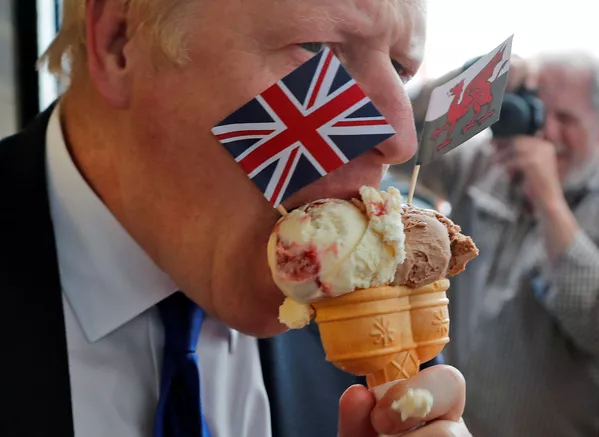 Ứng cử viên thủ tướng của đảng bảo thủ Vương quốc Anh, ông Boris Johnson trước khi bắt đầu cuộc tranh luận với bộ trưởng ngoại giao Jeremy Hunt Ứng cử viên thủ tướng của đảng bảo thủ Vương quốc Anh, ông Boris Johnson trước khi bắt đầu cuộc tranh luận với bộ trưởng ngoại giao Jeremy Hunt - Sputnik Việt Nam