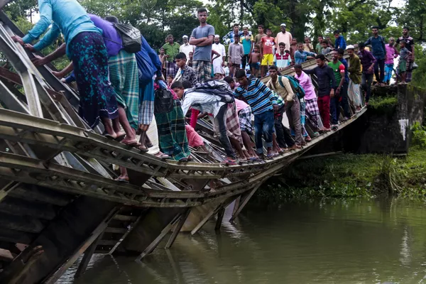 Người đi bộ trên cây cầu gãy ở Sylhet, Bangladesh Người đi bộ trên cây cầu gãy ở Sylhet, Bangladesh - Sputnik Việt Nam